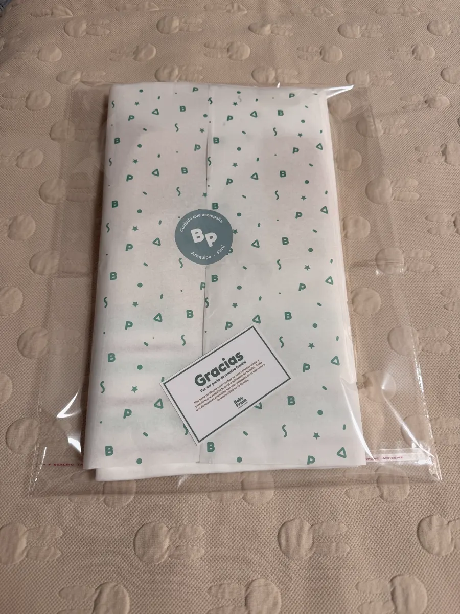 Regalo envuelto con papel y sticker de Baby Prime